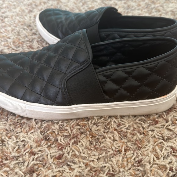 Gently used great condition Steve Madden quilted black sneaker slip on shoes - Picture 4 of 5